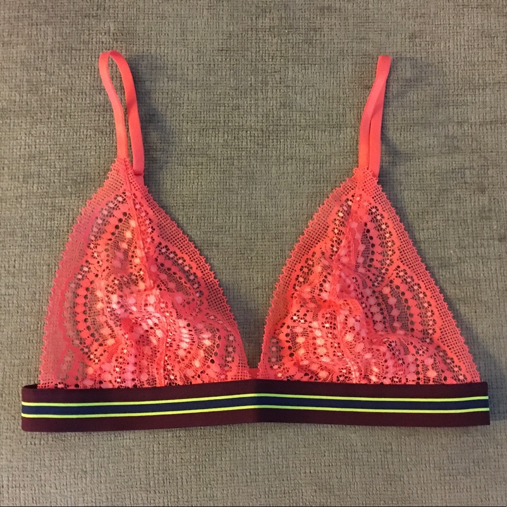 Victoria’s Secret Coral Wireless Lace Bralette M